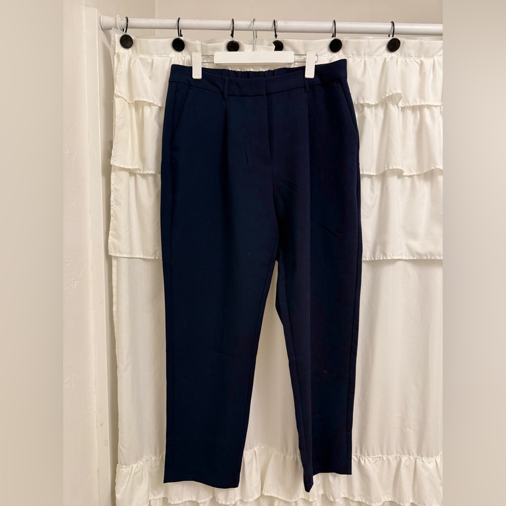Old Navy women’s, navy blue Taylor straight trousers in the size large!